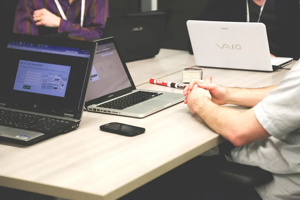 Professionnel du nettoyage en action en Suisse romande