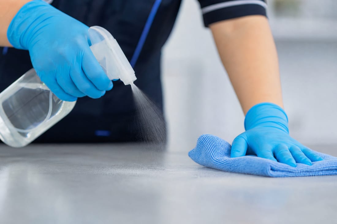 Exemple : désinfection d'une surface avec chiffon microfibre